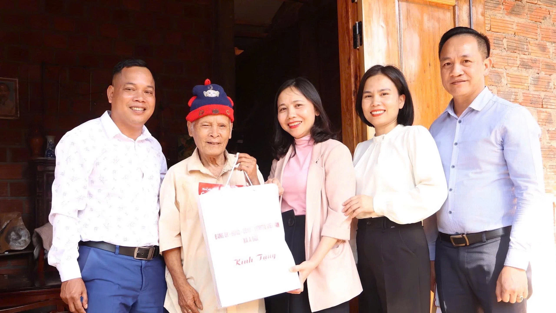 Các đồng chí lãnh đạo xã A Dơi thăm, động viên gia đình chính sách, người có công trên địa bàn - Ảnh: Nh.V