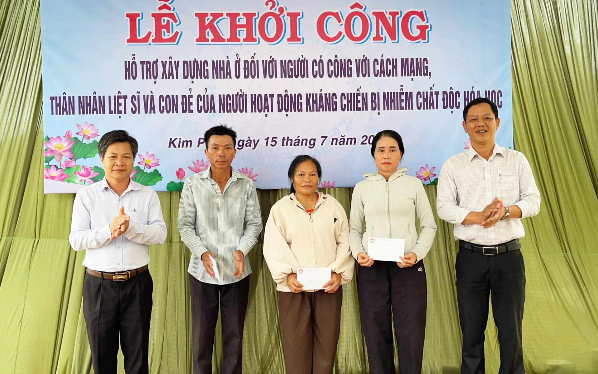 Lãnh đạo xã Kim Phú trao quà động viên các gia đình - Ảnh: X.P