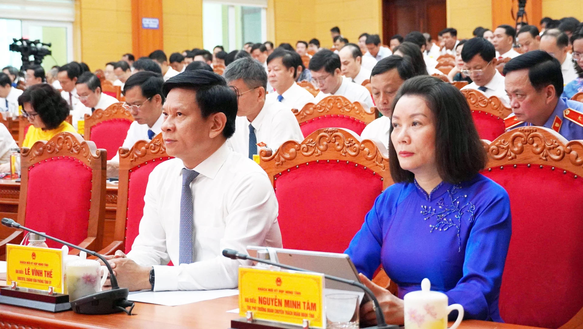Các đồng chí lãnh đạo tỉnh dự kỳ họp - Ảnh: X.P