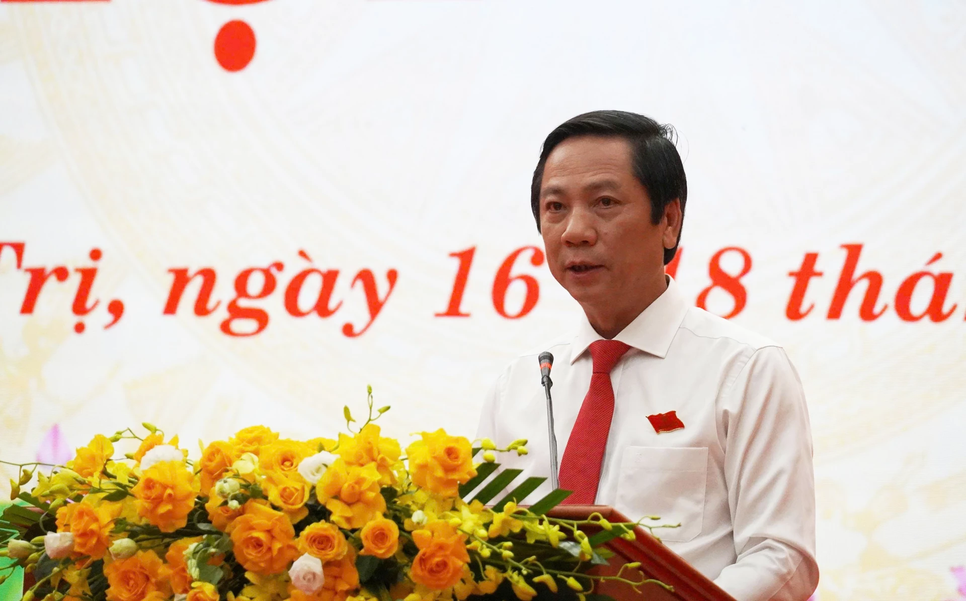 Đồng chí Hoàng Nam, Ủy viên Ban Thường vụ Tỉnh ủy, Phó Chủ tịch Thường trực UBND tỉnh trình bày báo cáo tình hình thực hiện nhiệm vụ KT-XH, QP-AN - Ảnh: X.P