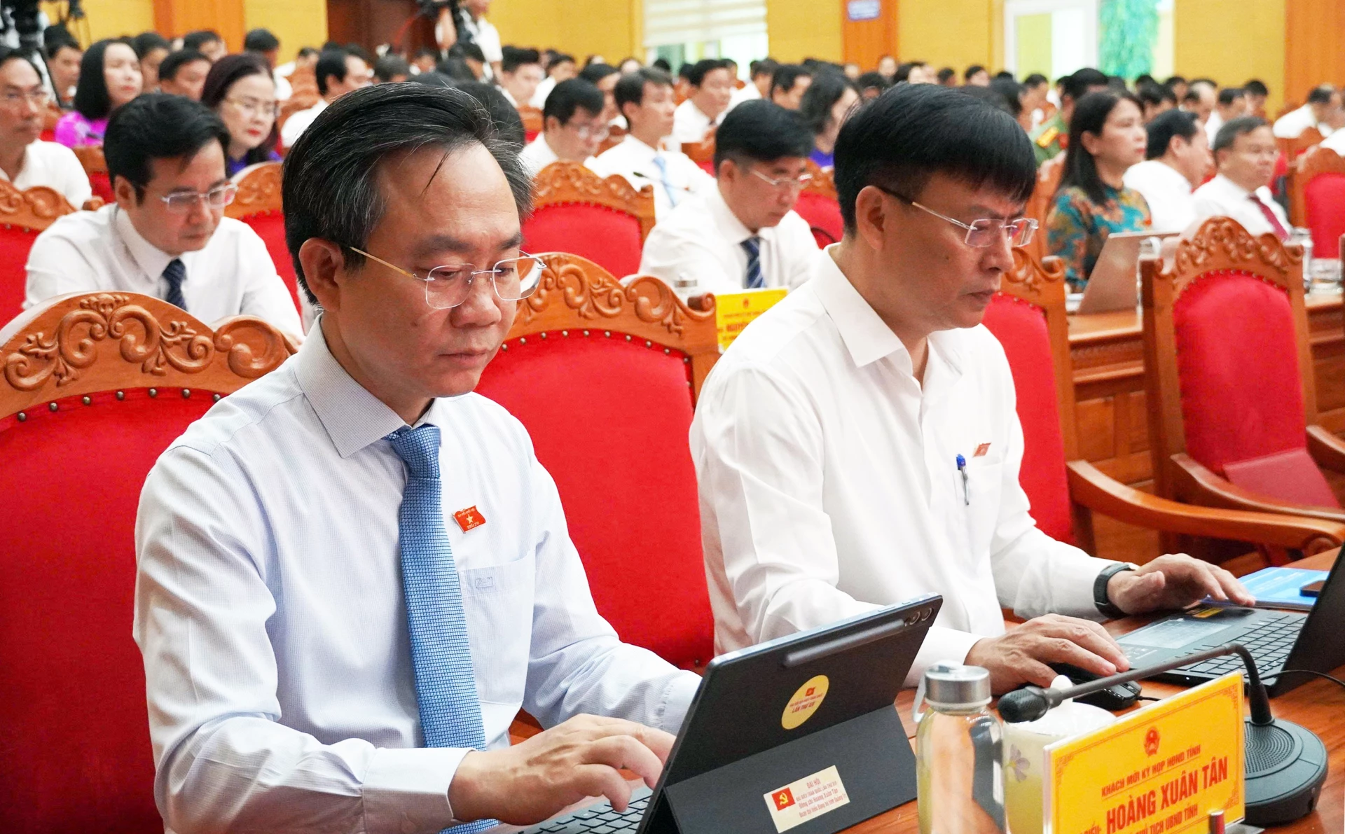 Các đồng chí lãnh đạo tỉnh dự kỳ họp - Ảnh: X.P