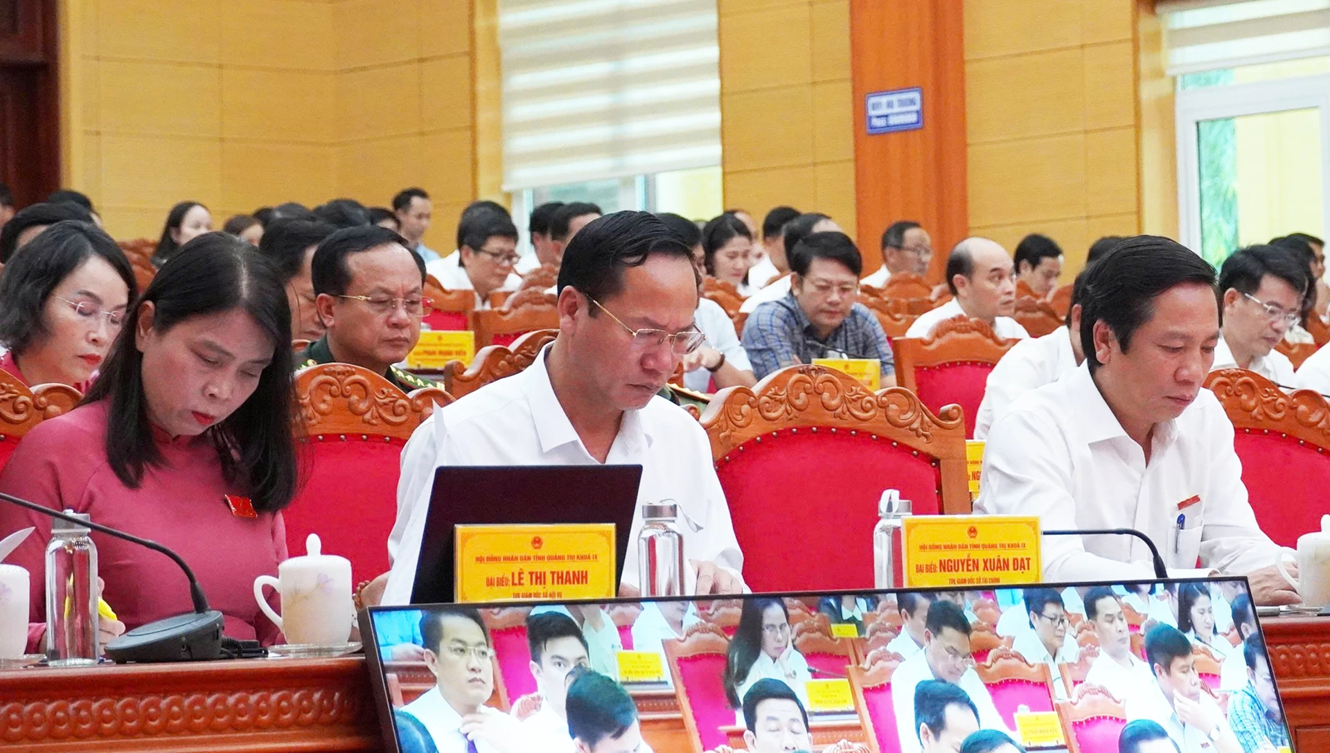 Các đồng chí lãnh đạo tỉnh dự kỳ họp - Ảnh: X.P