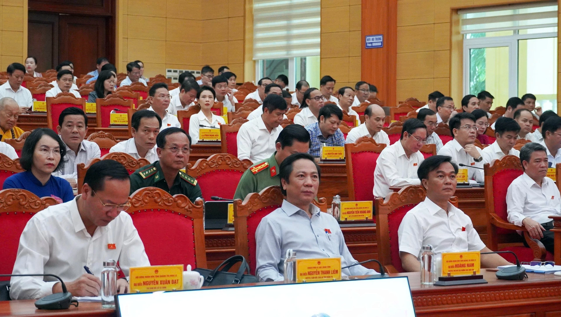 Các đồng chí lãnh đạo tỉnh dự kỳ họp - Ảnh: X.P