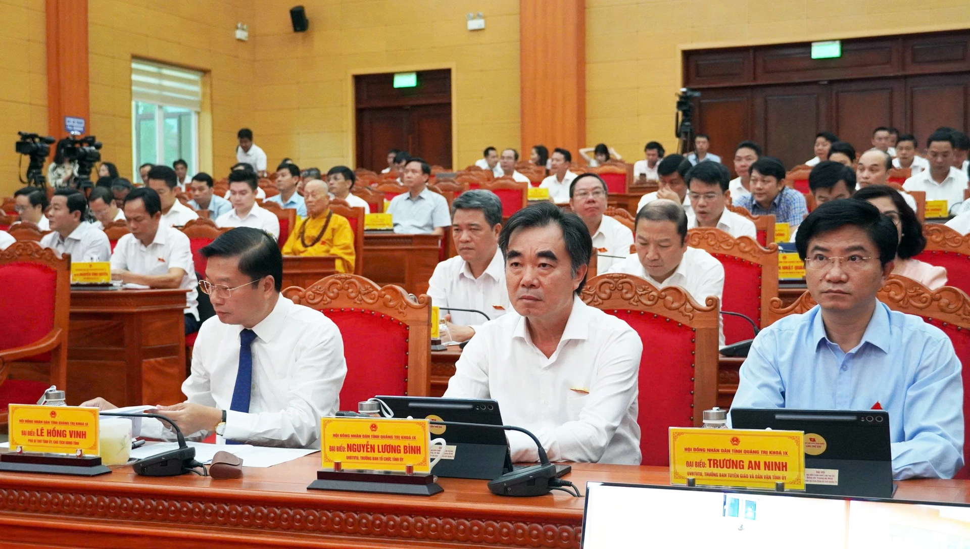 Các đồng chí lãnh đạo tỉnh dự kỳ họp - Ảnh: X.P
