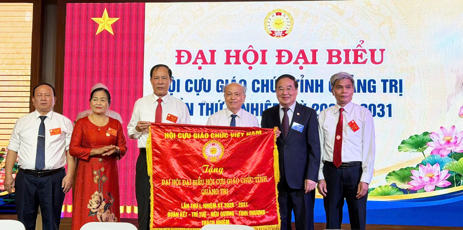 Trung ương Hội Cựu giáo chức Việt Nam tặng bức trướng cho Hội Cựu giáo chức Quảng Trị 
