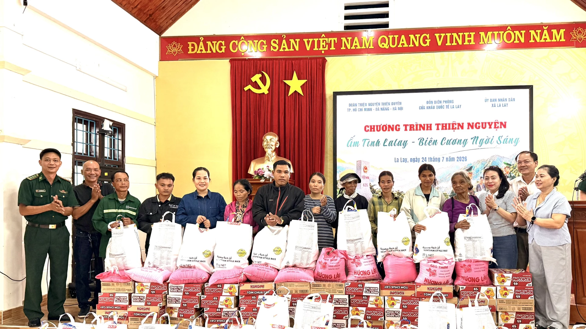 Đoàn thiện nguyện trao quà cho các hộ gia đình có hoàn cảnh khó khăn - Ảnh: Hoàng Hùng