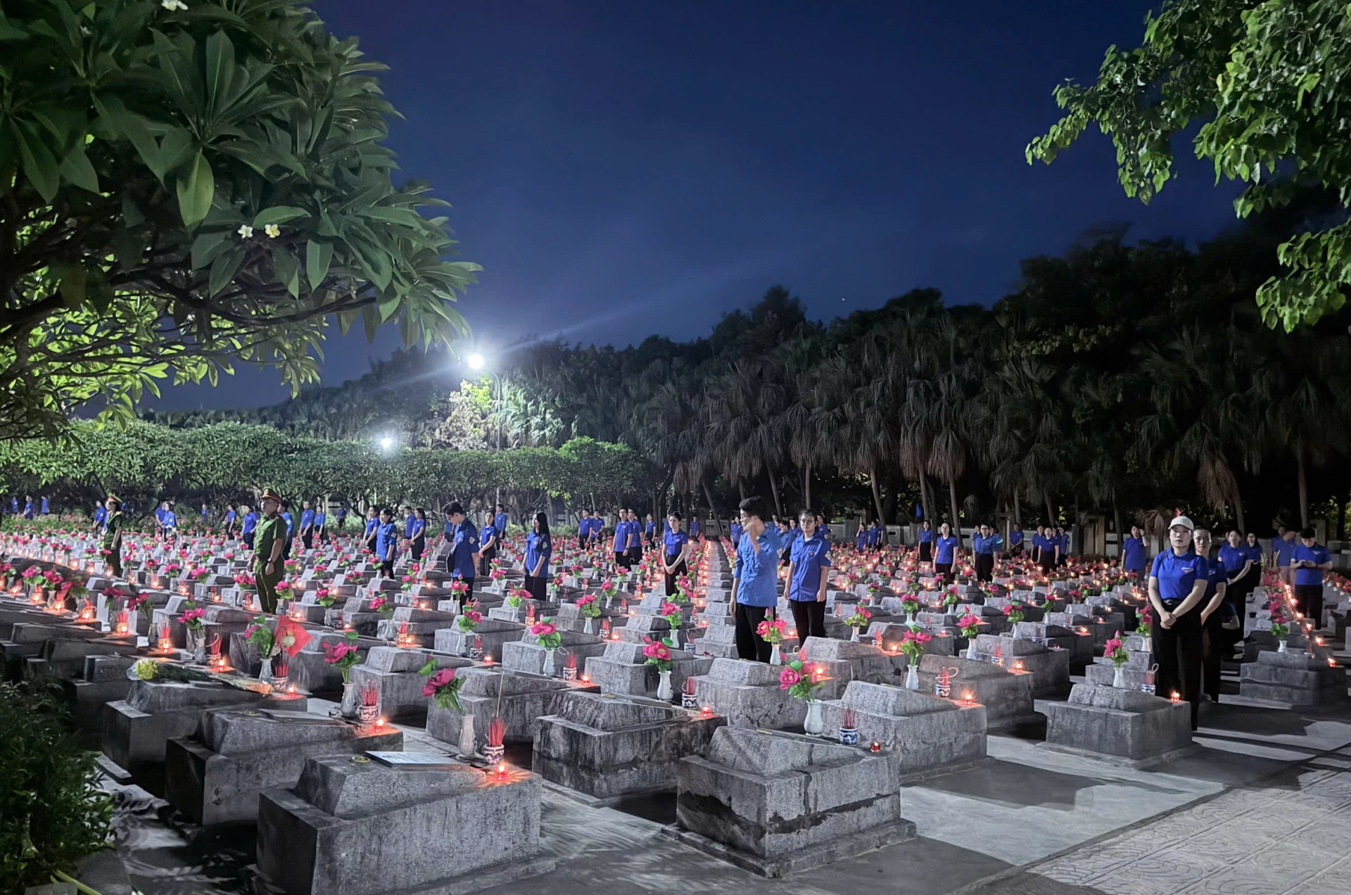 Lễ thắp nến tri ân với sự tham gia của hơn 500 đoàn viên, thanh niên - Ảnh: X.P

