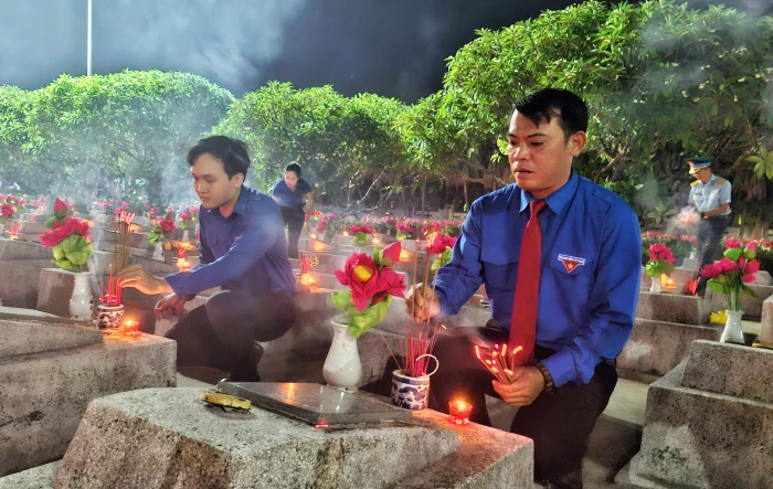 Hơn 500 đoàn viên, thanh niên dâng hương, thắp nến tri ân tại Nghĩa trang liệt sĩ Ba Dốc