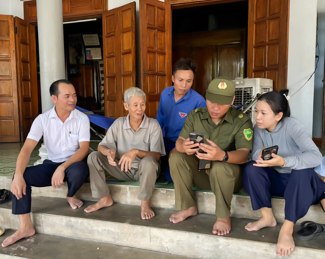 Tổ công nghệ số cộng đồng hướng dẫn người dân cài đặt ứng dụng, tạo tài khoản dịch vụ công - Ảnh: N.H