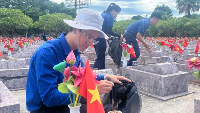 Hơn 200 đoàn viên, thanh niên ra quân vệ sinh, chỉnh trang Nghĩa trang liệt sĩ Ba Dốc