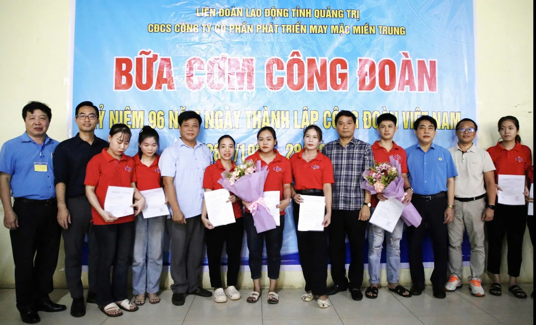 Công đoàn cơ sở Công ty CP Phát triển May mặc Miền Trung trao quyết định kết nạp đoàn viên - Ảnh: K.S