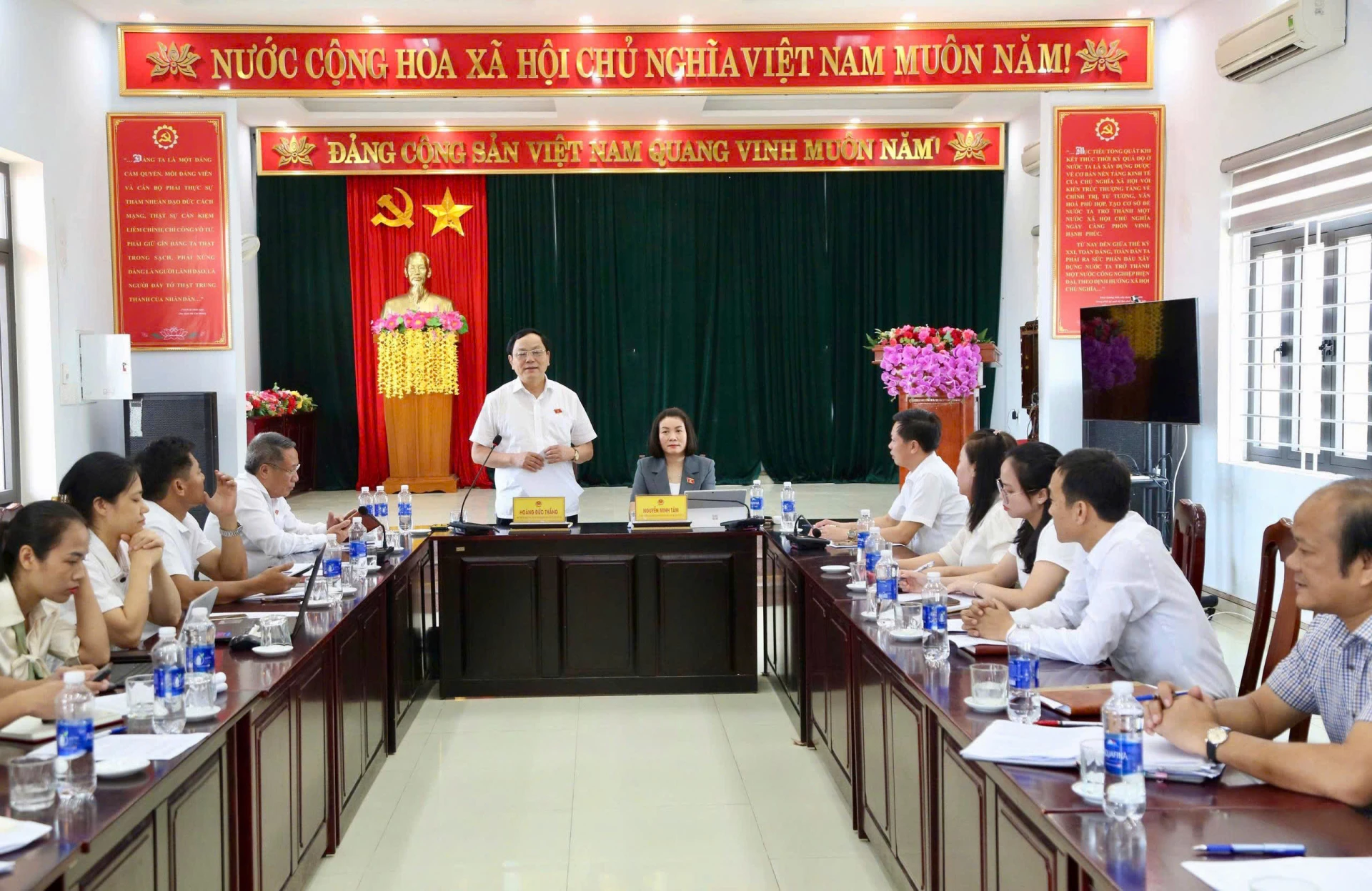 Phó trưởng đoàn chuyên trách phụ trách Đoàn đại biểu Quốc hội tỉnh Hoàng Đức Thắng kết luận buổi làm việc với xã Phú Trạch - Ảnh: M.Đ