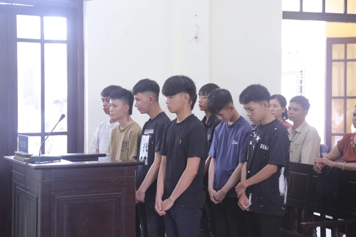 Tụ tập gây rối trật tự công cộng, 8 bị cáo lãnh án tù