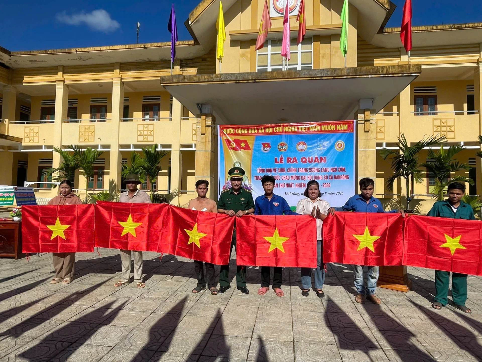 Các hội, đoàn thể, đơn vị trên địa bàn xã Đakrông trao tặng cờ Tổ quốc cho người dân ở địa phương - Ảnh: K.S 