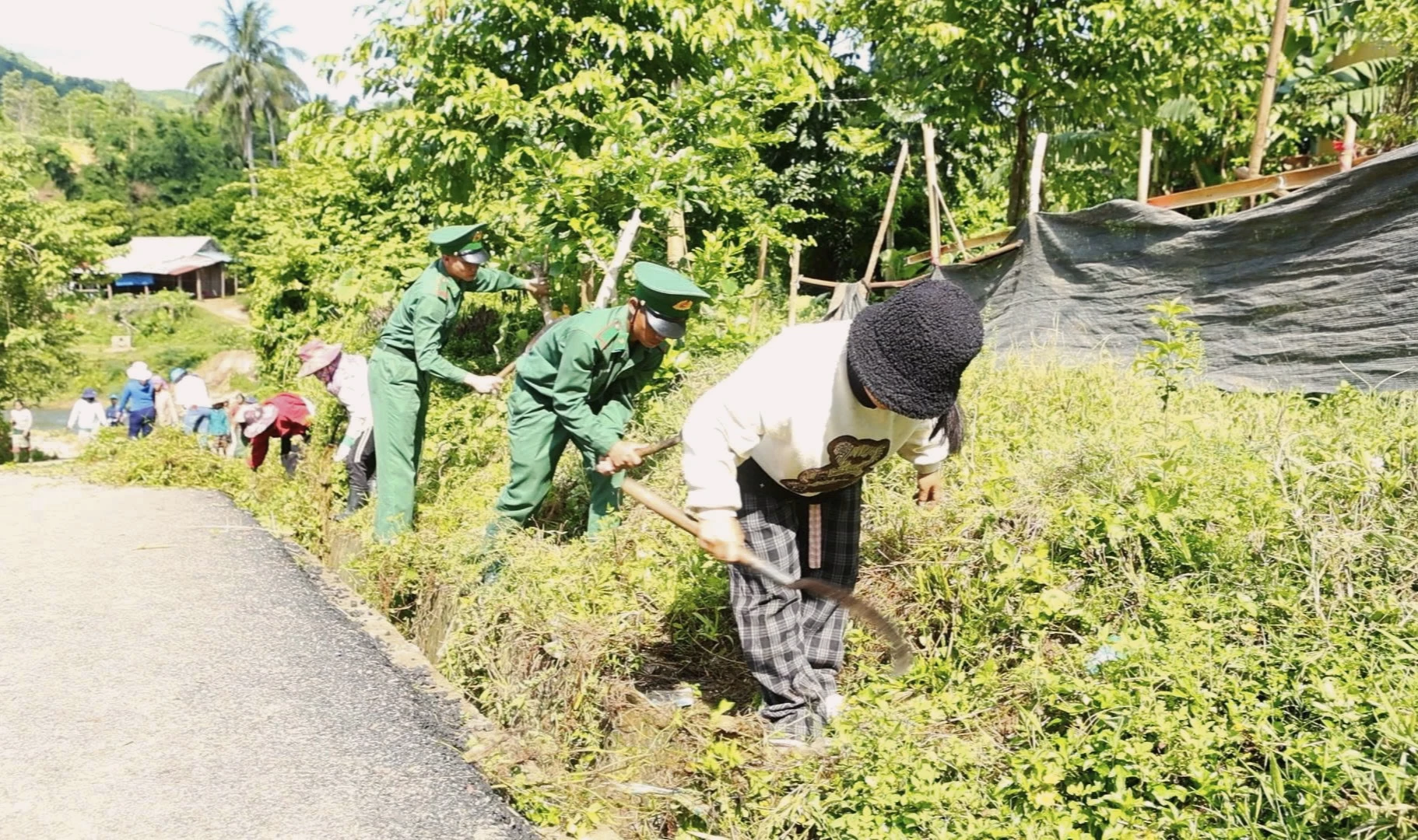 Cán bộ, chiến sĩ biên phòng và người dân xã Đakrông ra quân tổng dọn vệ sinh, chỉnh trang đường làng, ngõ xóm - Ảnh: K.S