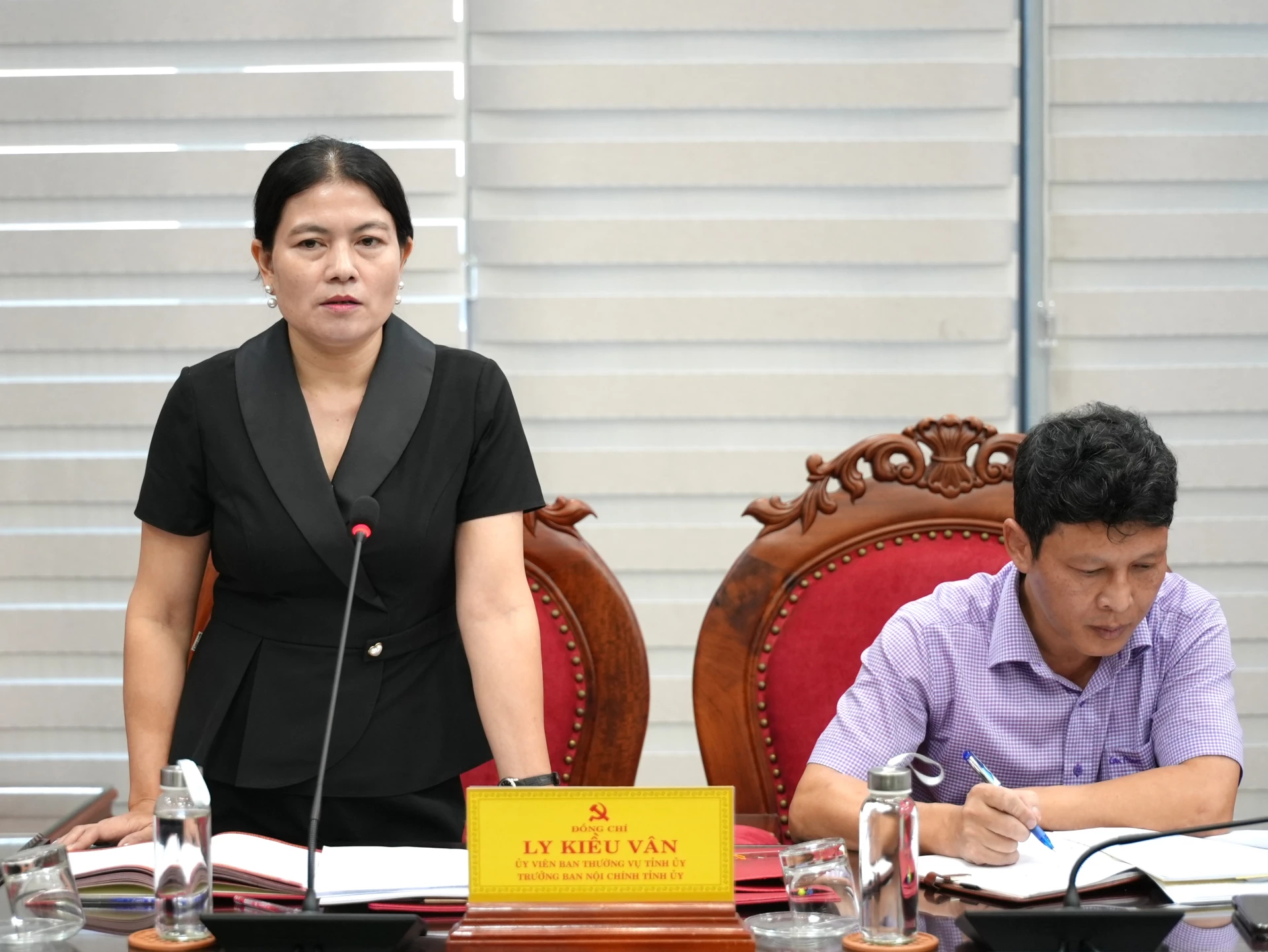 Trưởng ban Nội chính Tỉnh ủy Ly Kiều Vân cho ý kiến về công tác tổ chức Đại hội Đảng bộ Công an tỉnh - Ảnh: T.Đ

