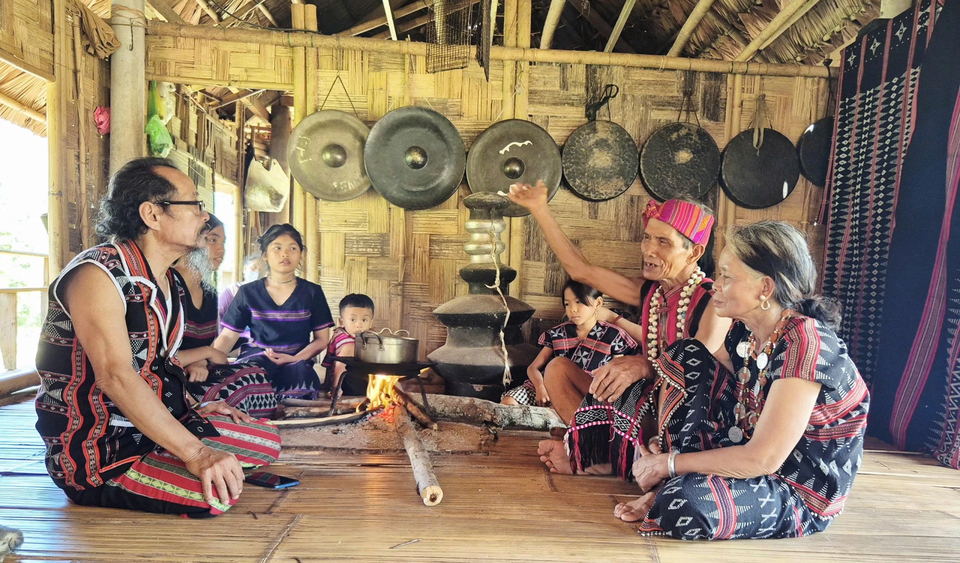 Ông Sen (quấn khăn trên đầu) đang tự hào nói về Puk-bóh - Ảnh: K.S