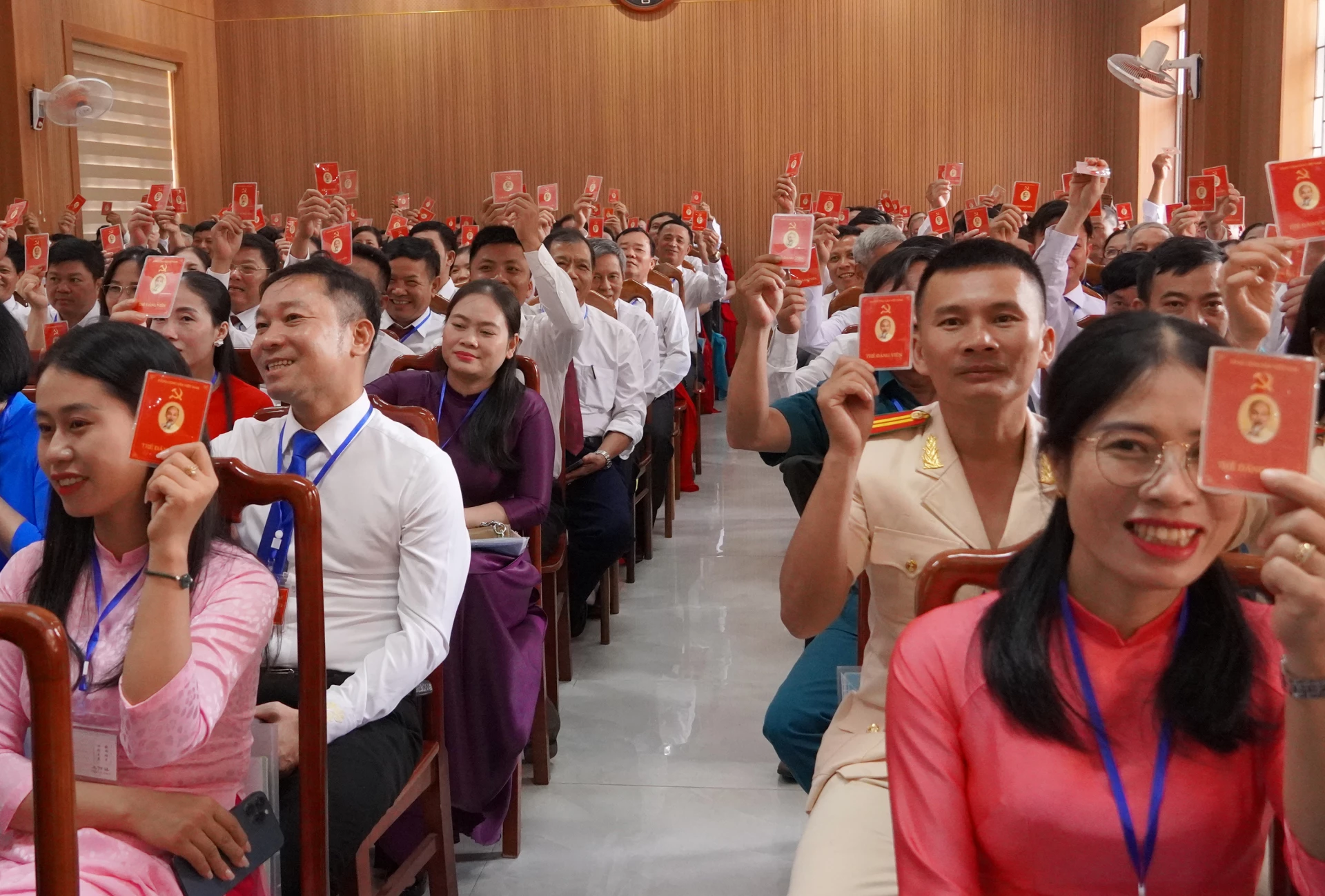 Đại biểu thông qua Nghị quyết đại hội - Ảnh: N.H