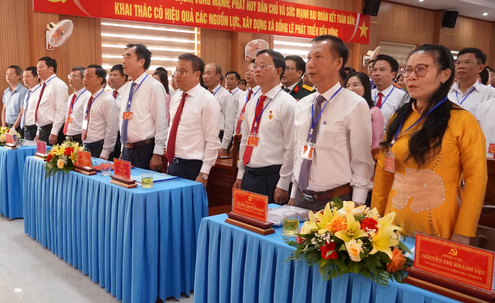 Các đại biểu thực hiện nghi thức chào cờ - Ảnh: N.H