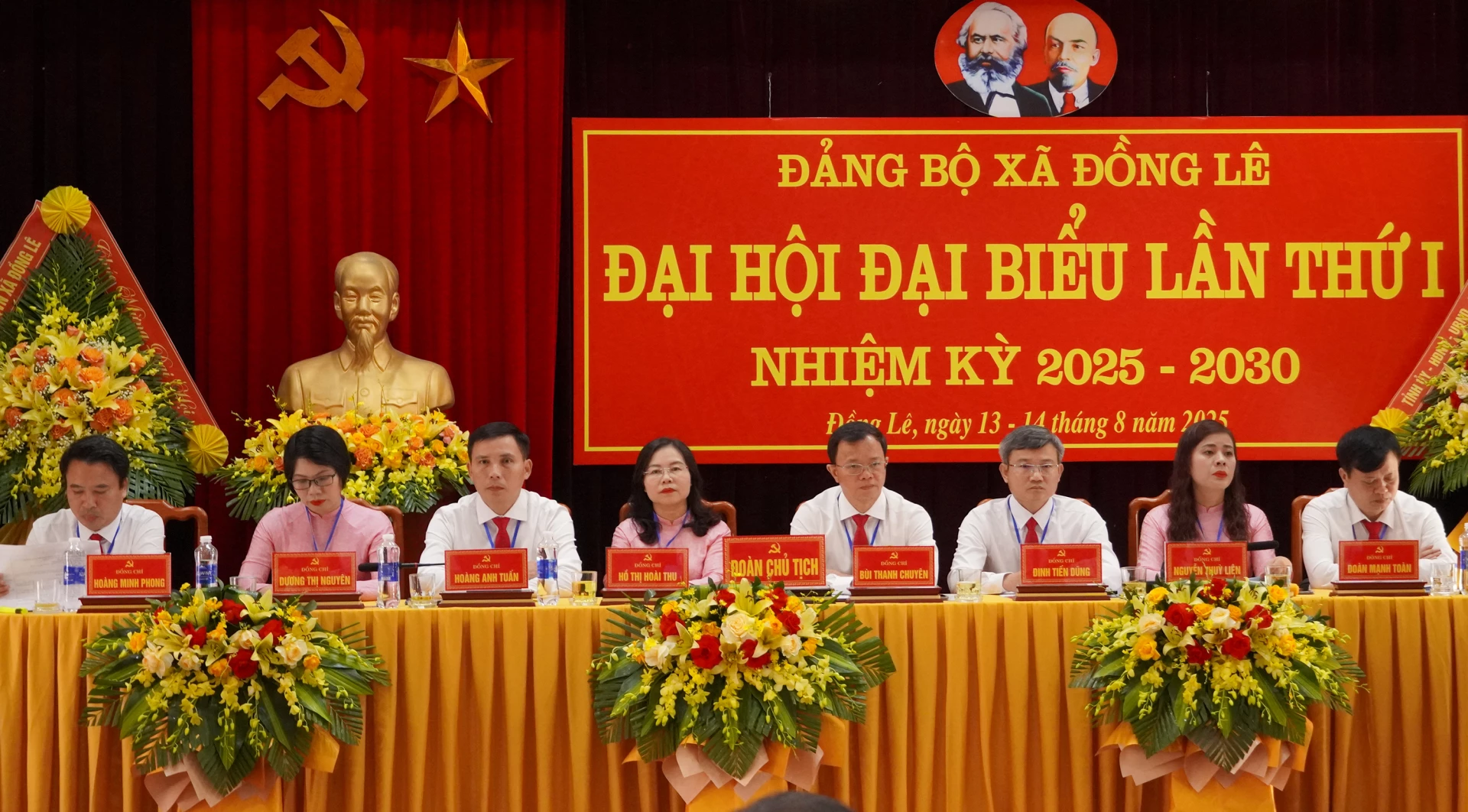 Đoàn Chủ tịch điều hành đại hội - Ảnh: N.H