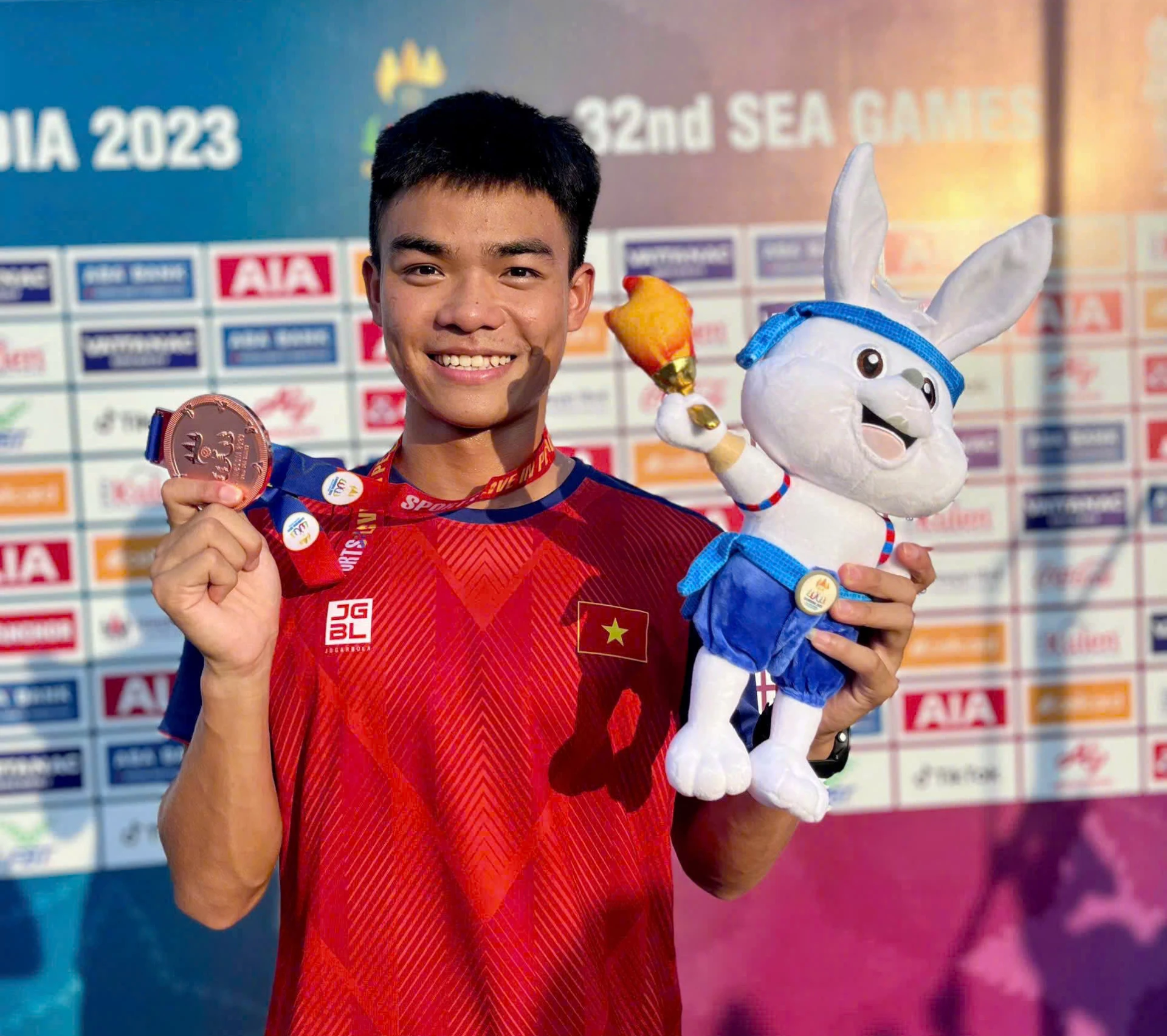VĐV Hoàng Văn Hải trong niềm vui đoạt HCĐ tại SEA Games 32 - Ảnh: NVCC