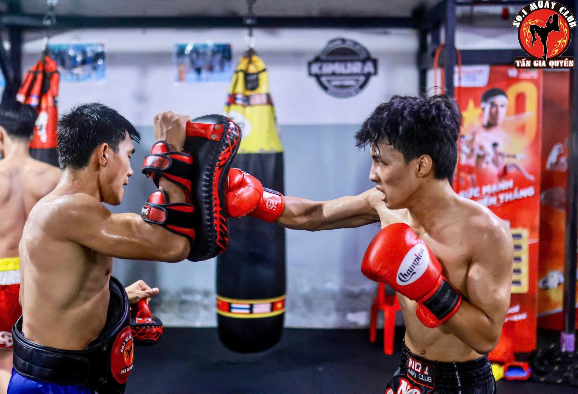 VĐV An Duy (bên phải) luôn được thầy Duy Nhất tập luyện bài bản, tận tình để phát huy khả năng thi đấu đối kháng -Ảnh: NVCC