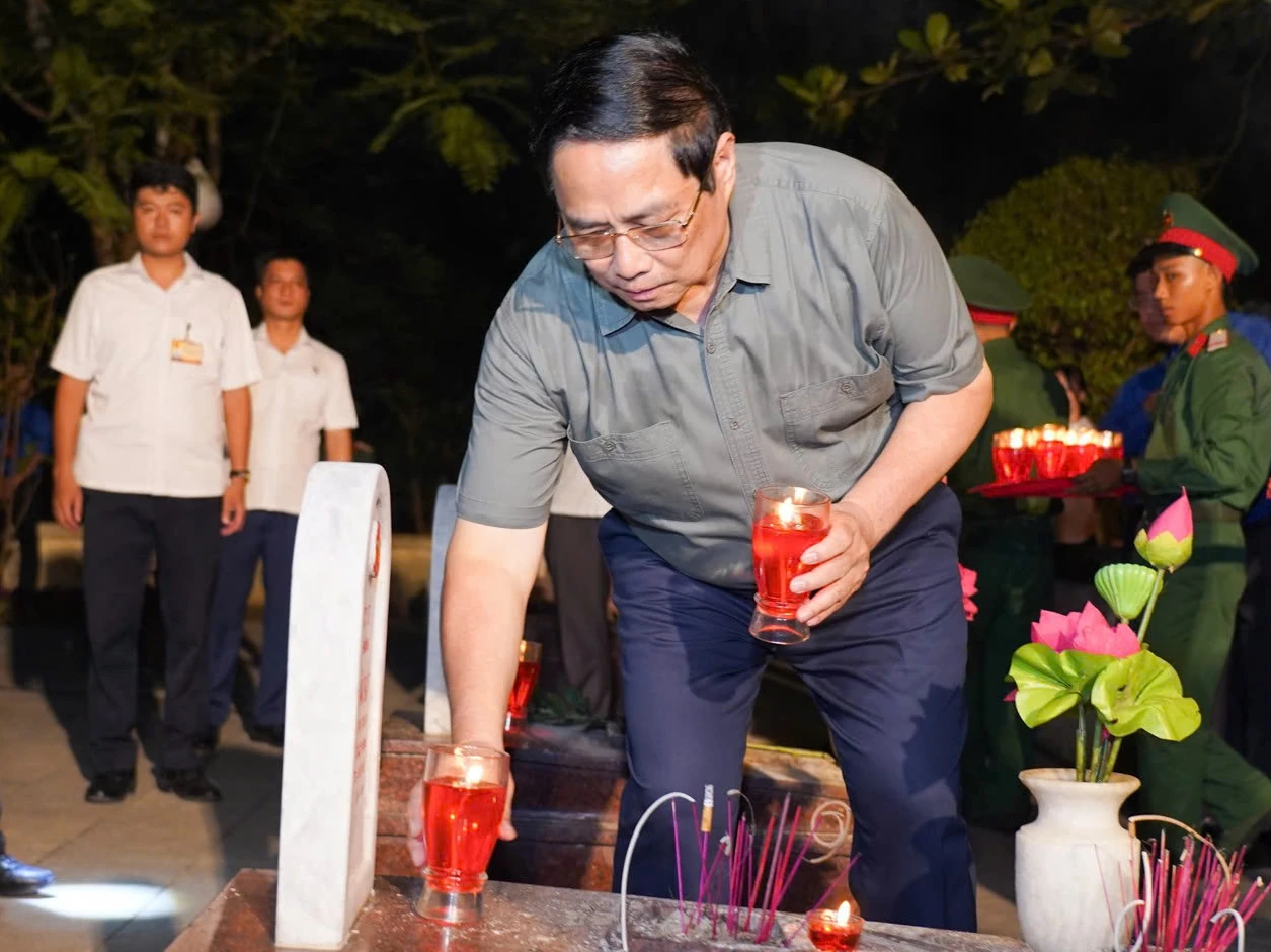 Thủ tướng Chính phủ Phạm Minh Chính thắp nến tri ân lên các phần mộ liệt sĩ.