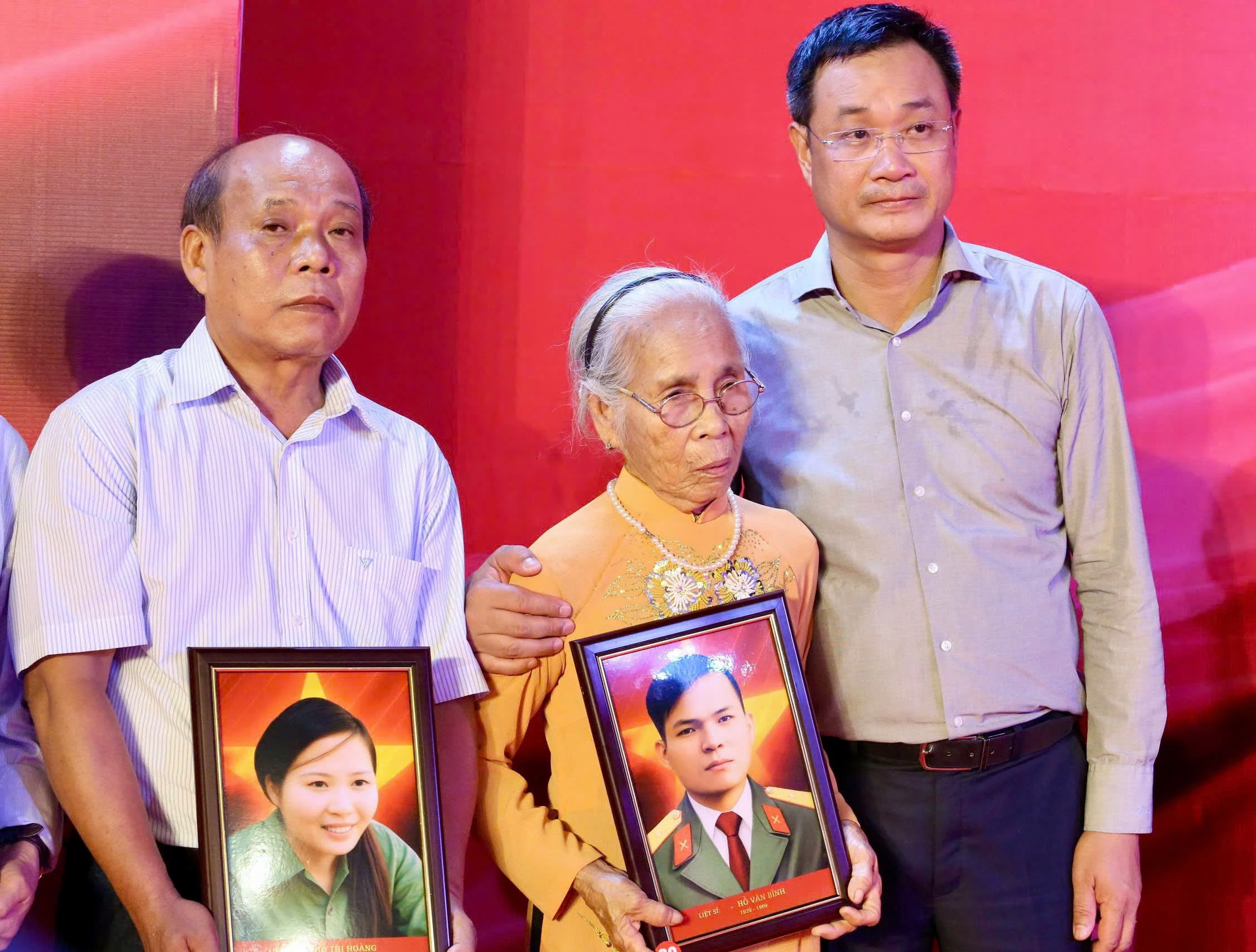 Ủy viên Trung ương Đảng, Bí thư Tỉnh ủy Lê Ngọc Quang trao tặng di ảnh liệt sĩ cho các gia đình.