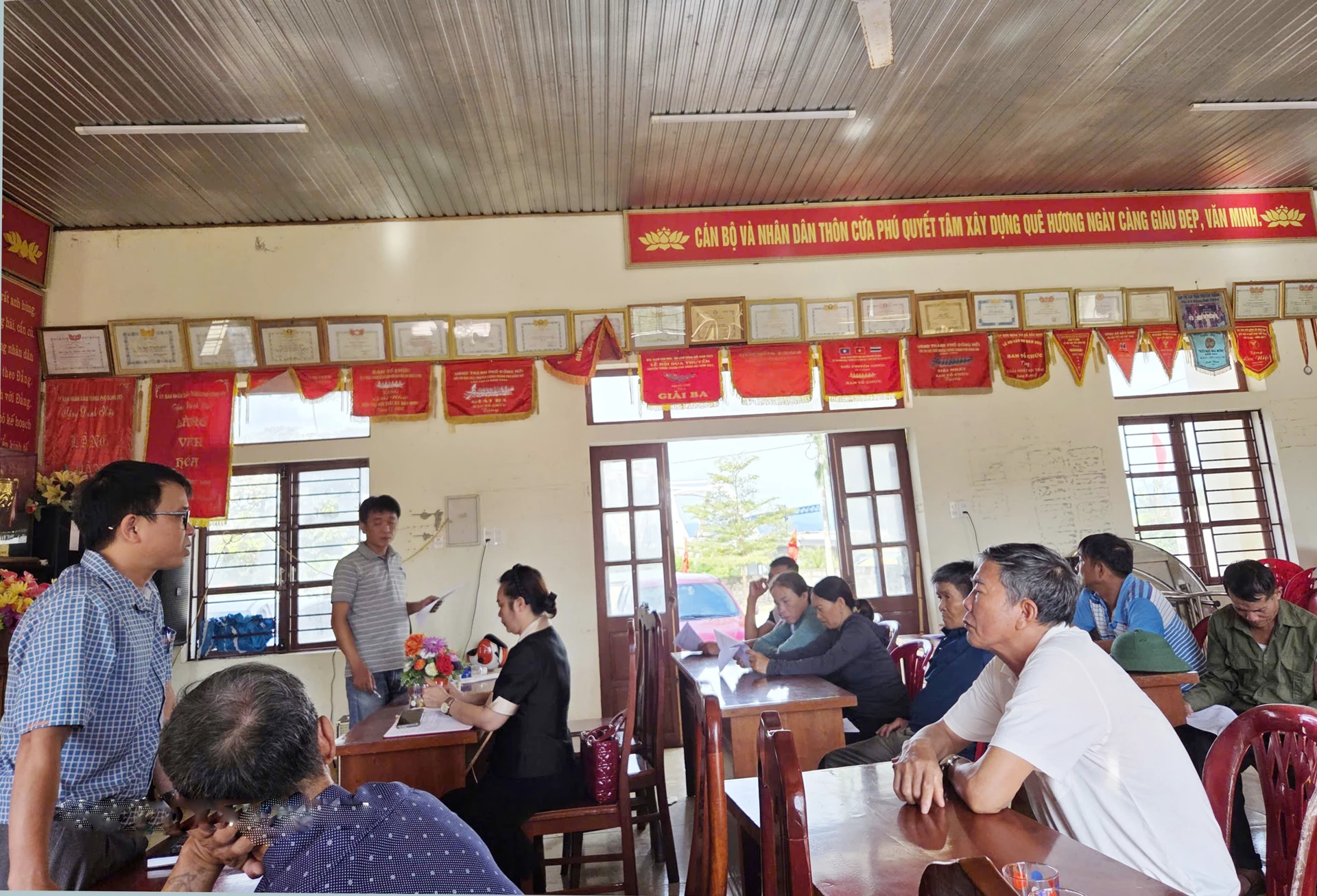 Cán bộ đơn vị đền bù giải phóng mặt bằng gặp gỡ đối thoại với các hộ dân thuộc diện đền bù, giải phóng mặt bằng.