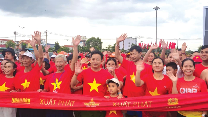 “Cùng Việt Nam tiến bước”