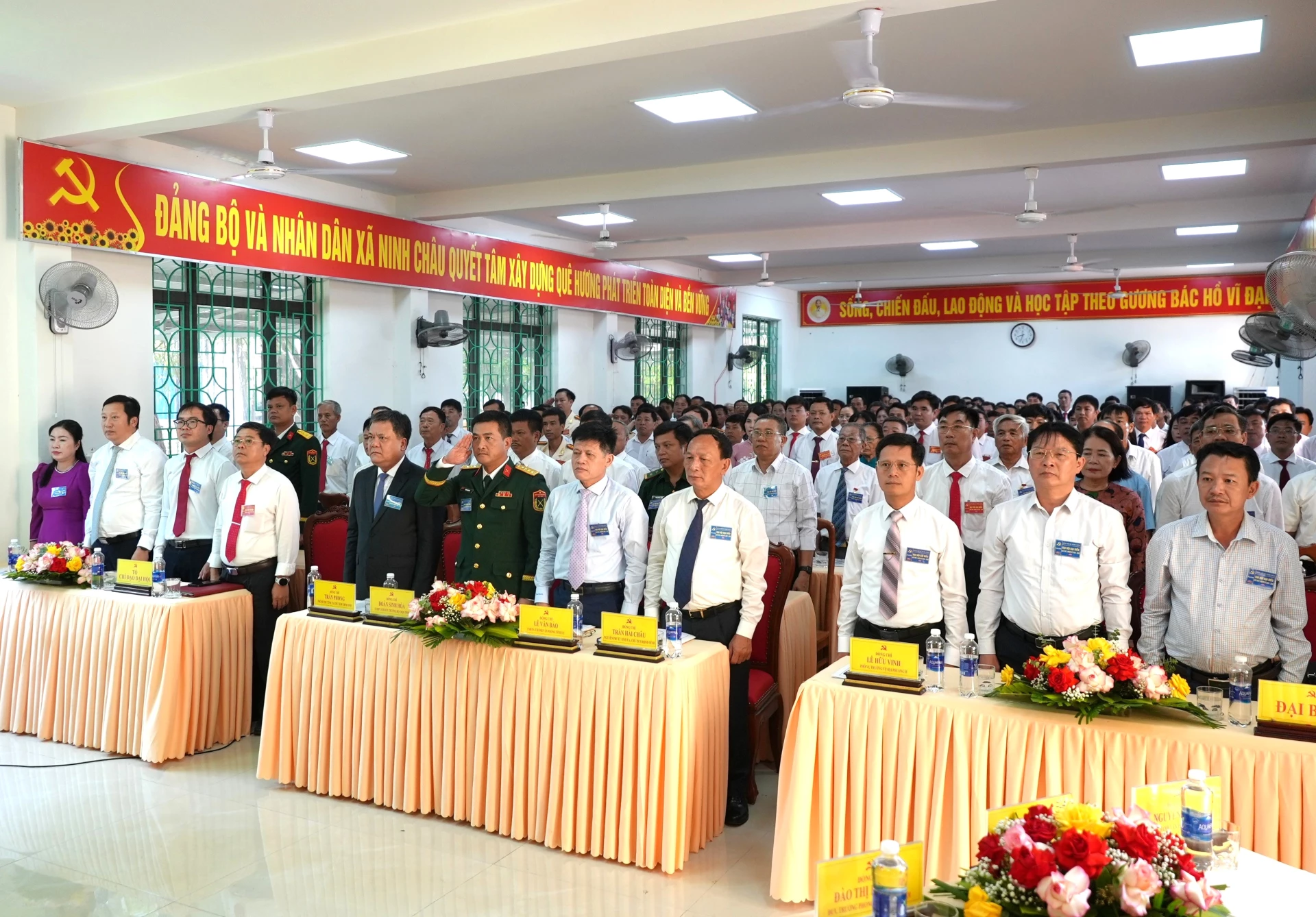 Các đại biểu dự đại hội thực hiện nghi thức chào cờ - Ảnh:T.Đ