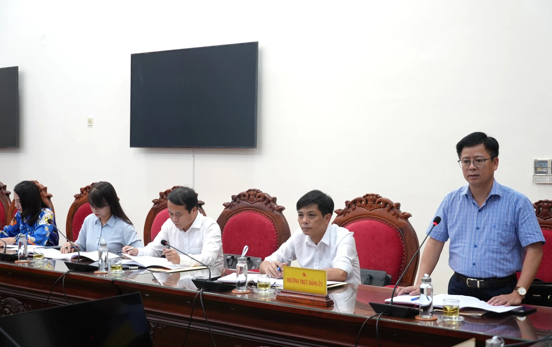 Thường trực Đảng ủy UBND tỉnh báo cáo công tác chuẩn bị đại hội - Ảnh: T.Đ