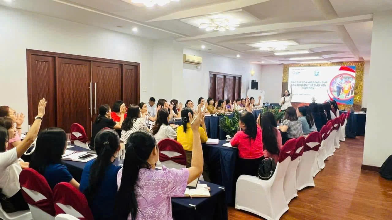 Giáo viên mầm non được tiếp thu nhiều nội dung quan trọng trong các buổi tập huấn về giáo dục hòa nhập - Ảnh: Nh.V