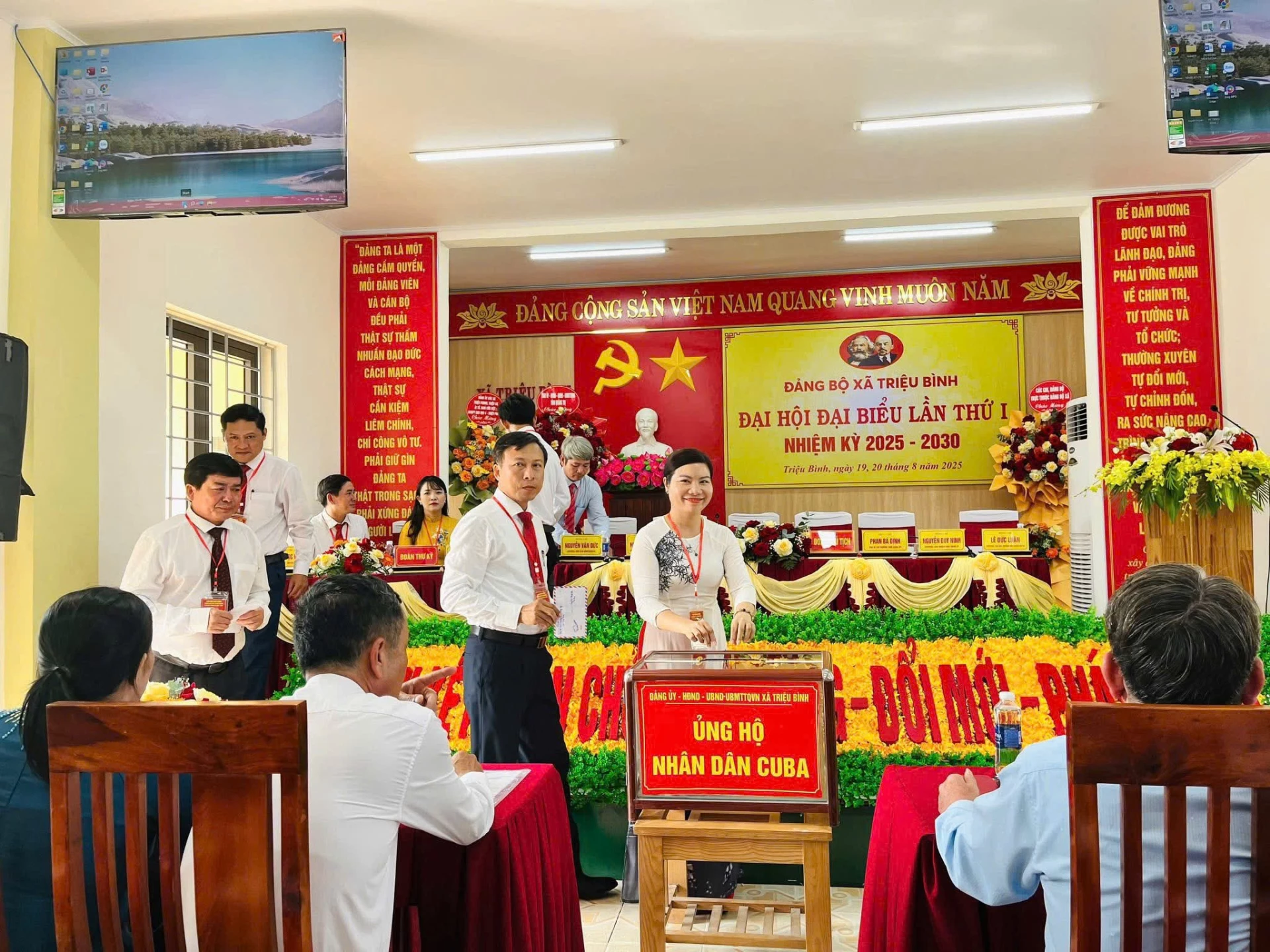 Với tình cảm của mình các đại biểu đã quyên góp ủng hộ Nhân dân Cu Ba anh em với số tiền hơn 14 triệu đồng. Ảnh: TH