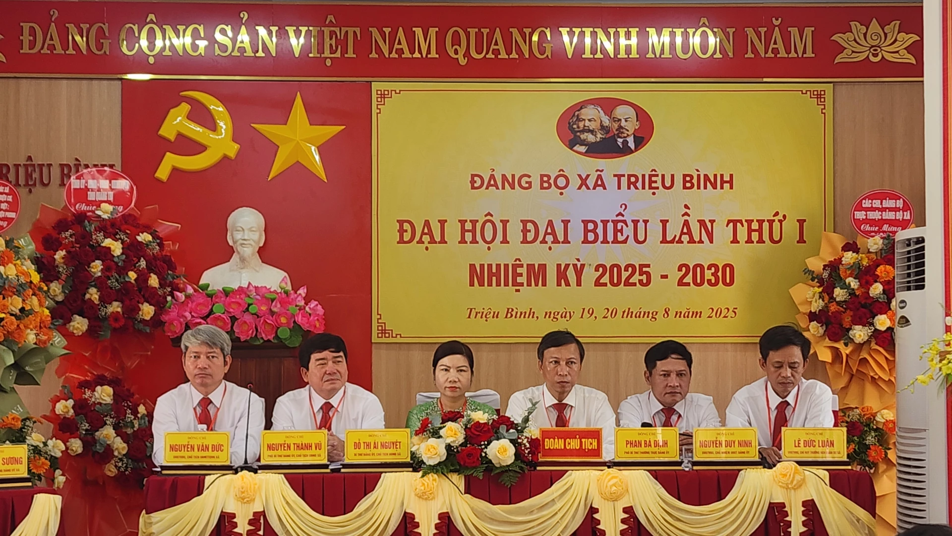 Đoàn chủ tịch điều hành Đại hội. Ảnh TH