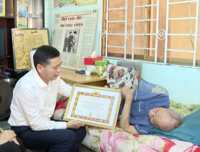 Trao Huy hiệu Đảng và tặng quà cho đảng viên 80 năm tuổi đảng và người có công tiêu biểu
