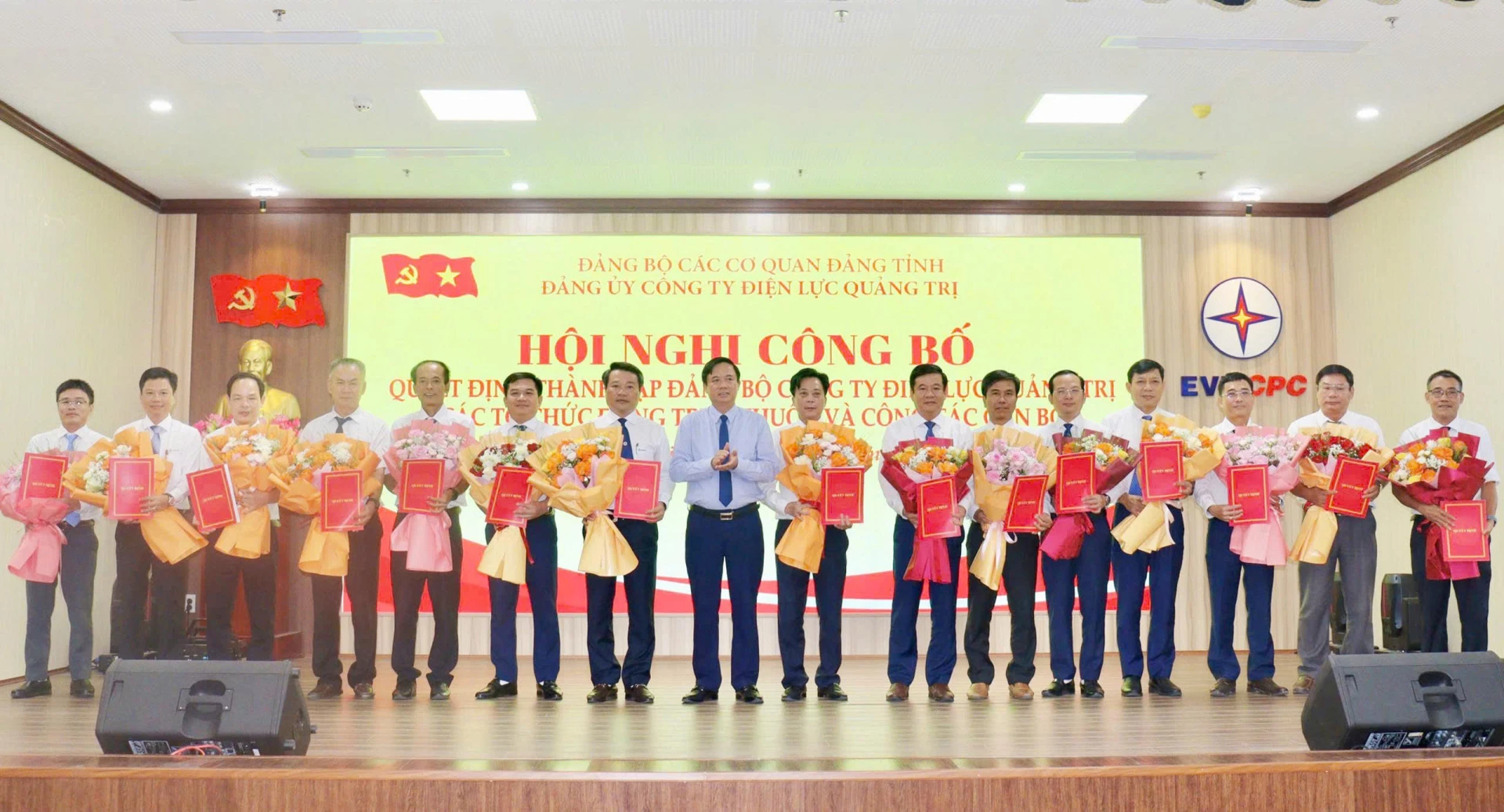 Đảng bộ các cơ quan Đảng tỉnh công bố quyết định thành lập và trao các quyết định về công tác cán bộ cho Đảng bộ trực thuộc - Ảnh: B.Đ.T