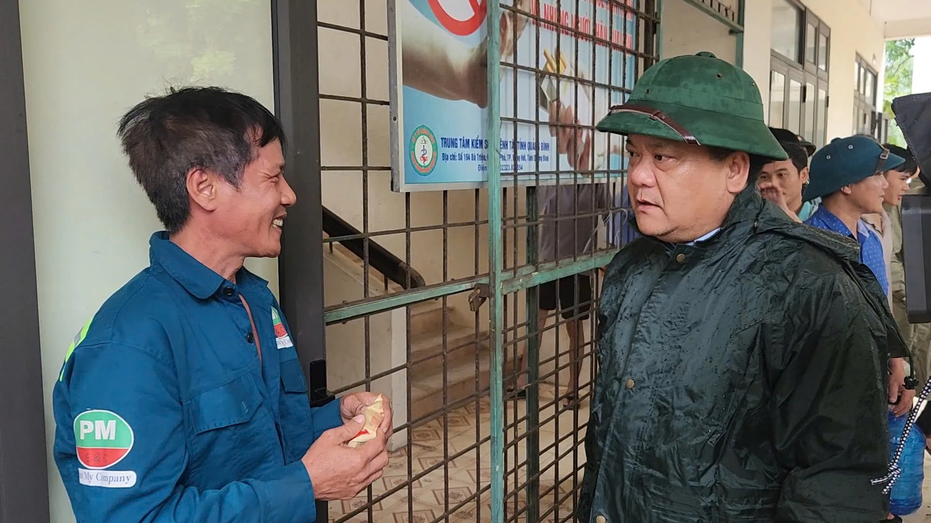 Chủ tịch UBND tỉnh Trần Phong thăm hỏi công nhân thi công Nhà máy nhiệt điện Quảng Trạch 1 tại nơi ở tạm thời phòng tránh bão - Ảnh: Trung Đức
cho các kỹ sư, công nhân ở xã Phú Trạch - Ảnh: Trung Đức