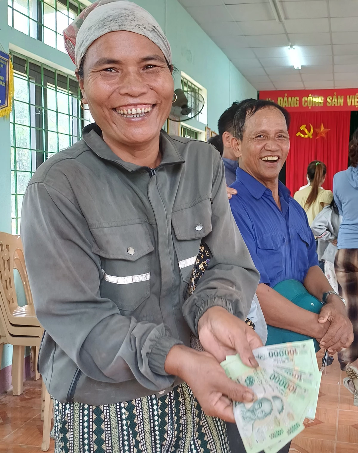 Người dân bản Cồn Cùng, xã Kim Ngân phấn khởi nhận quà mừng Tết Độc lập - Ảnh: N.H