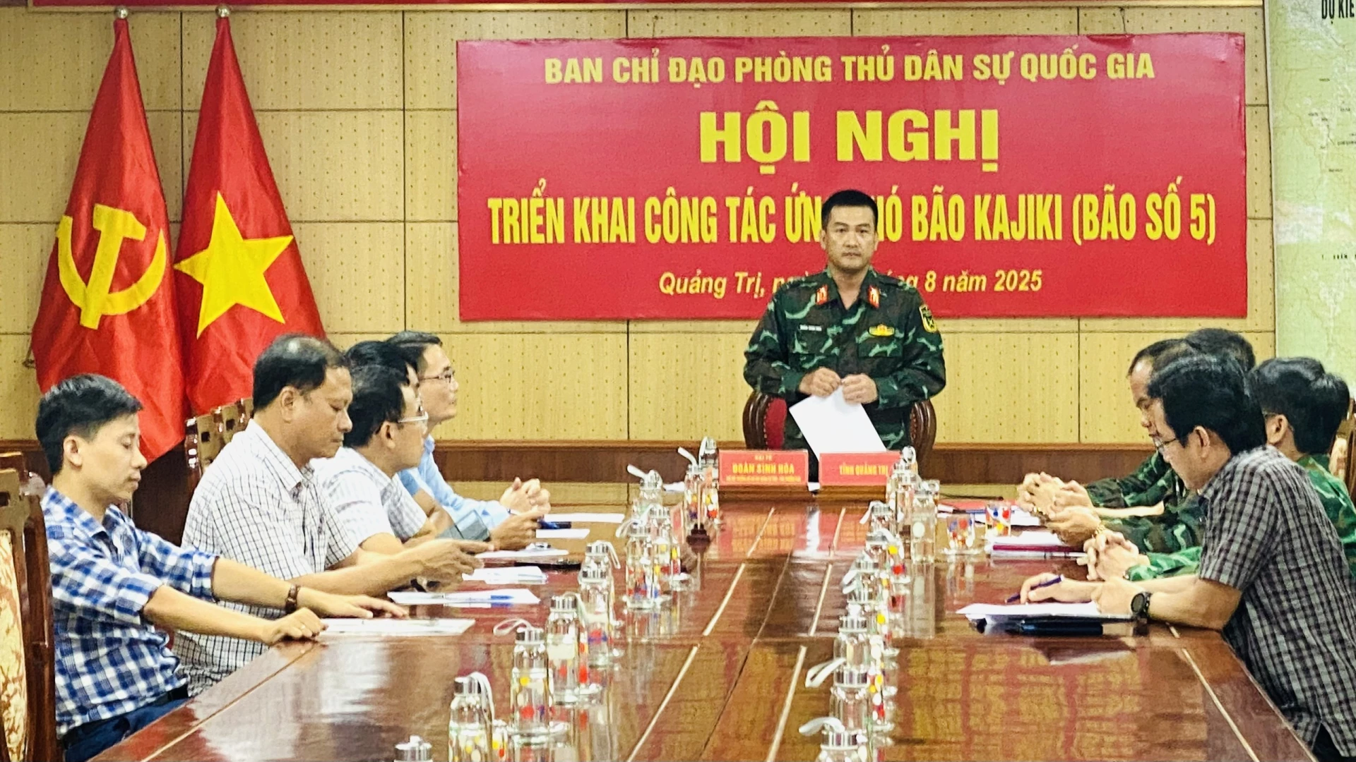 Chỉ huy trưởng Bộ CHQS tỉnh, Đại tá Đoàn Sinh Hòa báo cáo tình hình và công tác ứng phó với bão số 5