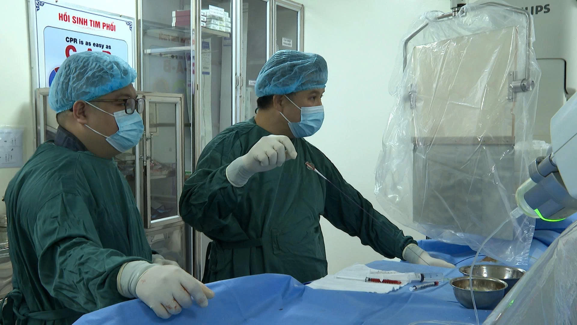 Bác sĩ Nguyễn Đức Hùng điều trị cho bệnh nhân - Ảnh: H.N