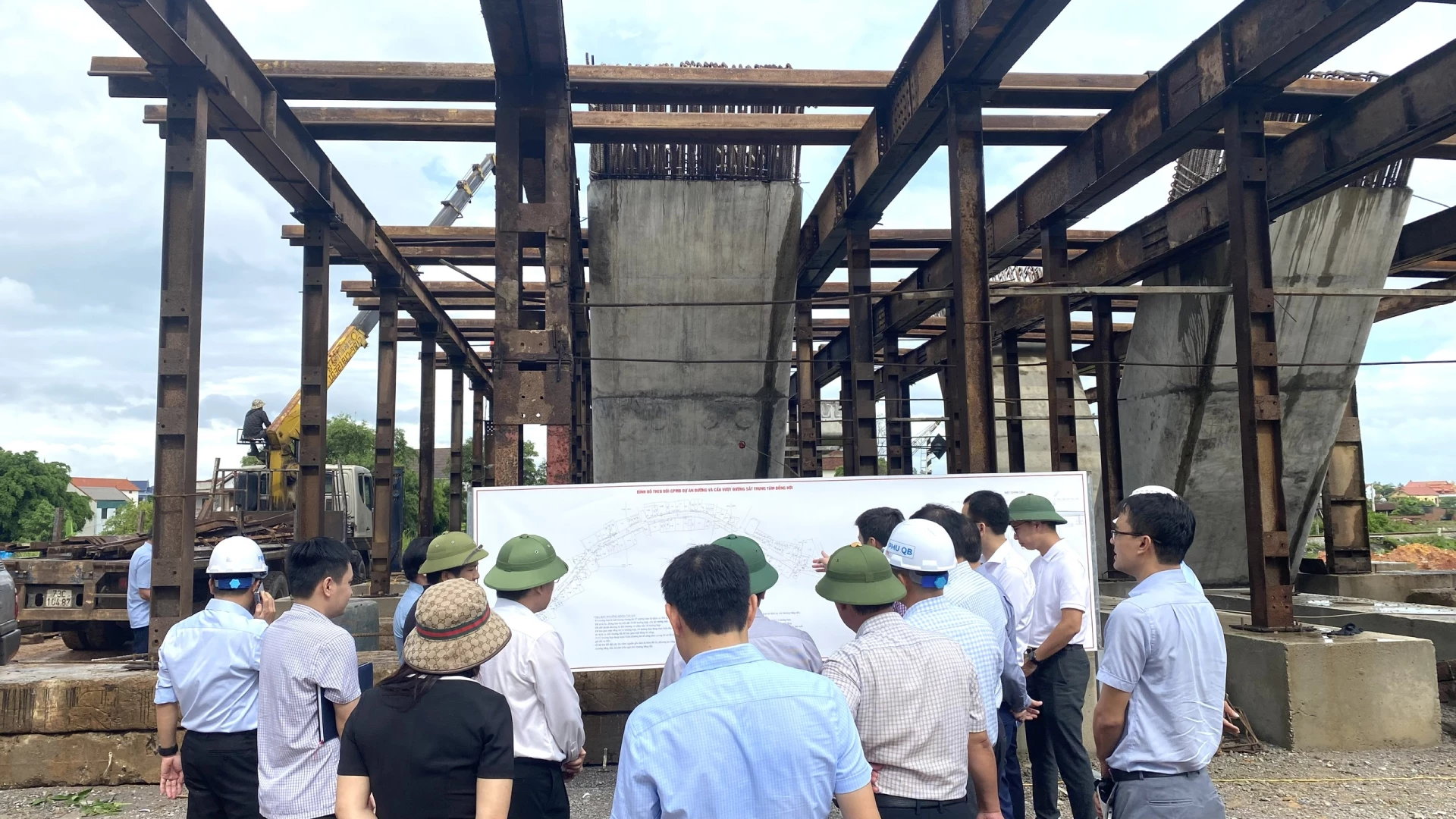 Phó Chủ tịch UBND tỉnh Phan Phong Phú kiểm tra dự án đường và cầu vượt đường sắt - Ảnh: N.L