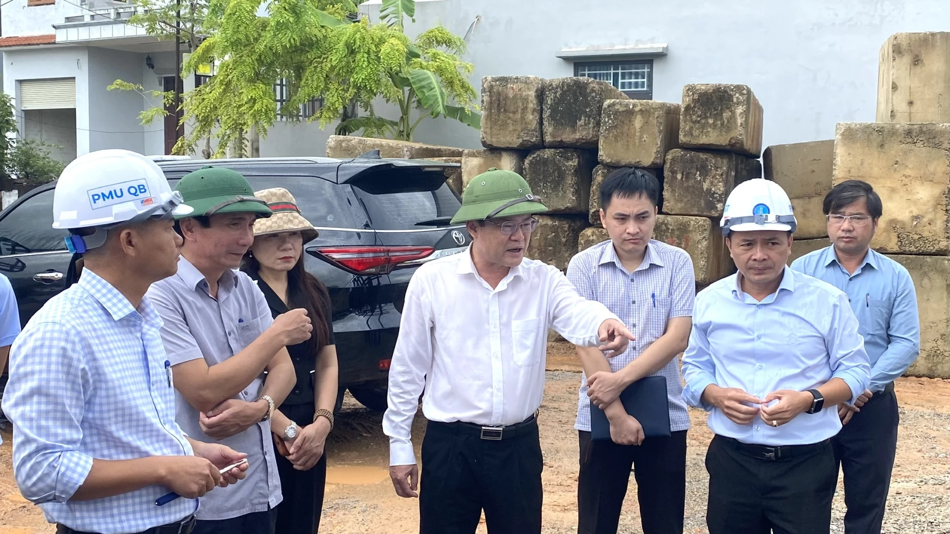 Phó Chủ tịch UBND tỉnh Phan Phong Phú chỉ đạo sau khi kiểm tra dự án - Ảnh: N.L