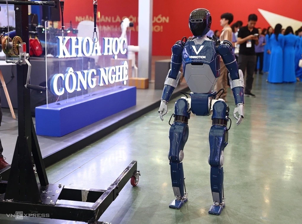 Robot đón khách trong gian hàng của Bộ Khoa học và Công nghệ. Ảnh: Quỳnh Trần