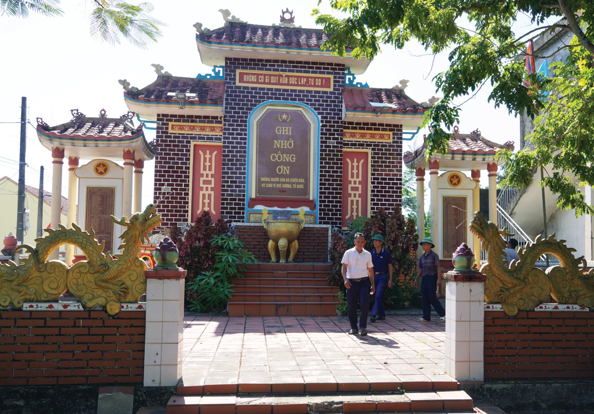 Tượng đài làng chiến đấu Quảng Xá - Ảnh: L.C