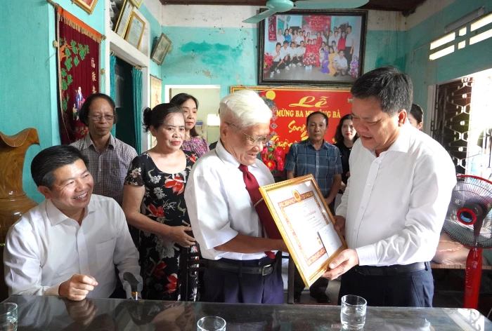 Chủ tịch UBND tỉnh Trần Phong thăm, tặng quà đảng viên lão thành và người có công tiêu biểu
