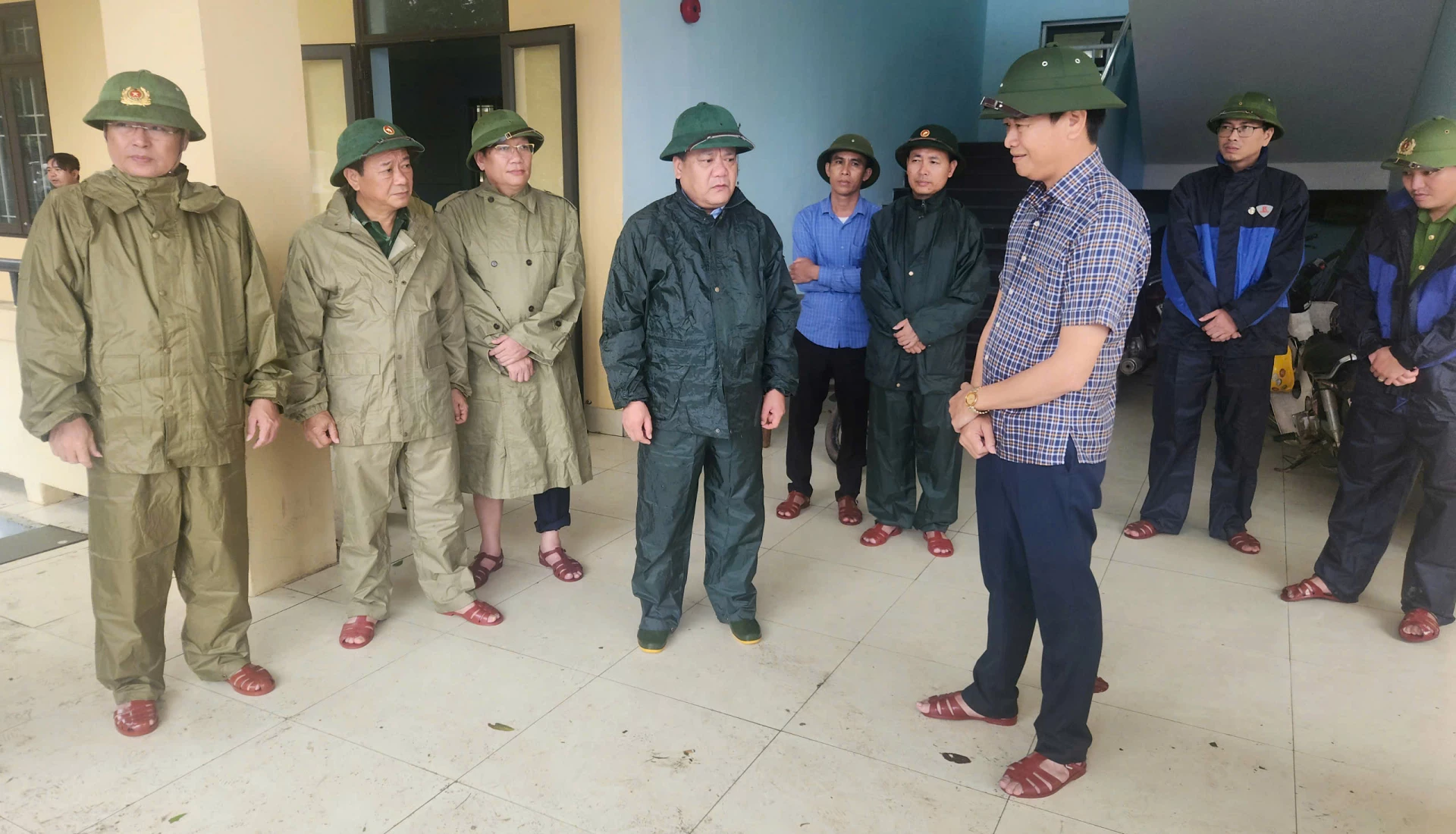 Chủ tịch UBND tỉnh Trần Phong kiểm tra công tác bố trí nơi ở tạm thời phòng tránh bão
cho các kỹ sư, công nhân ở xã Phú Trạch - Ảnh: Trung Đức