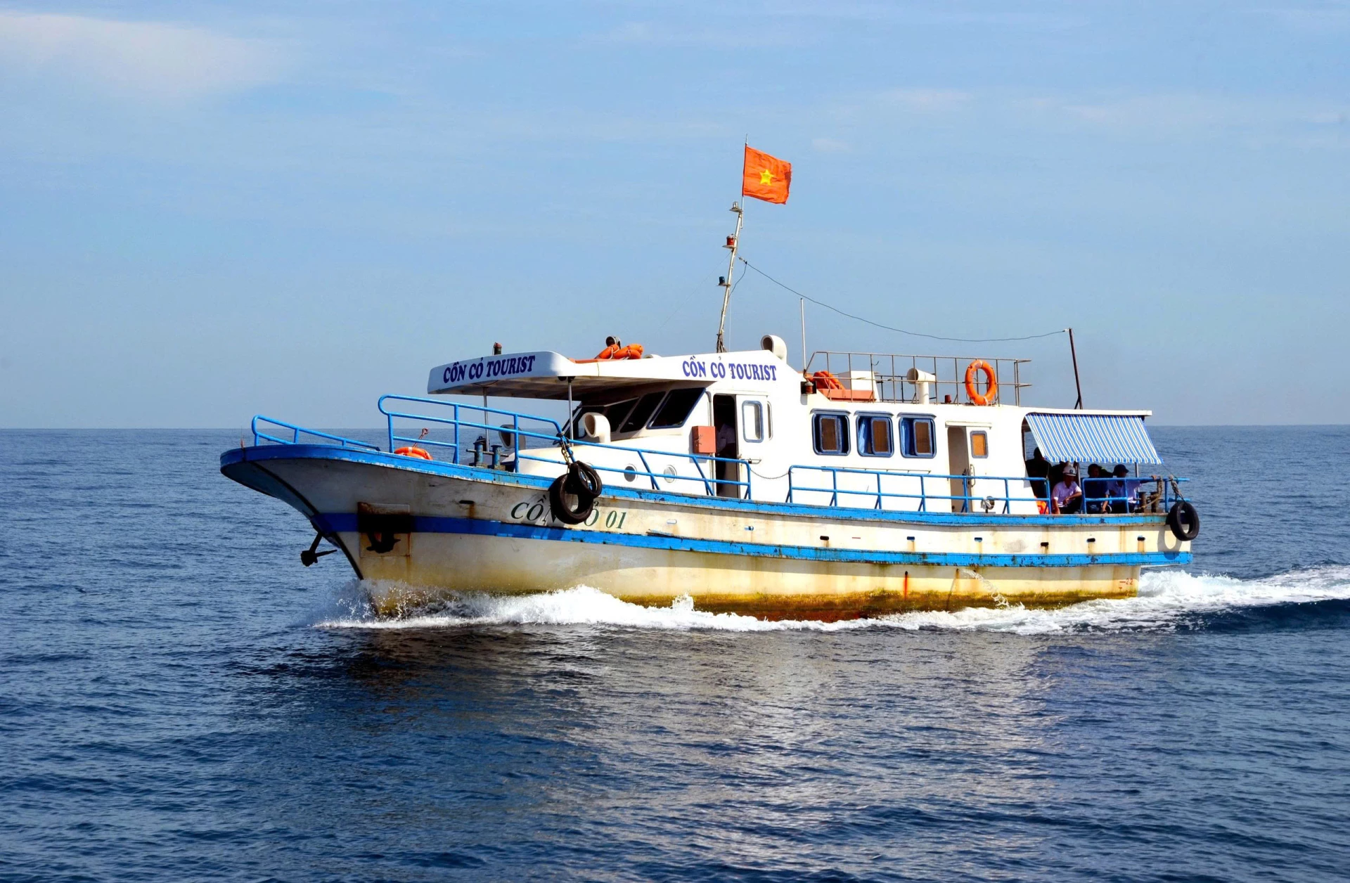 Tàu Cồn Cỏ tourist chở khách ra đảo Cồn Cỏ  -Ảnh: T.T