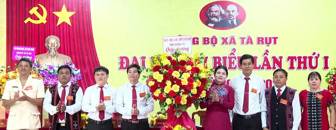 Trưởng ban Nội chính Tỉnh uỷ Ly Kiều Vân tặng hoa chúc mừng Ban Chấp hành Đảng bộ xã Tà Rụt nhiệm kỳ 2025 -2030