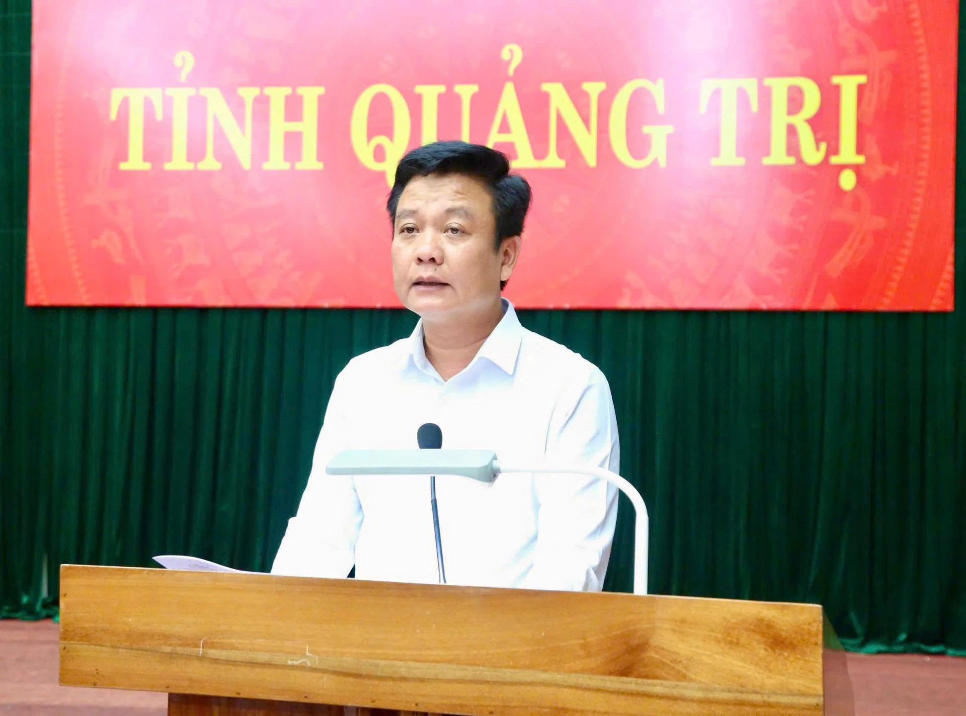 Giám đốc Sở Nông nghiệp và Môi trường Trần Quốc Tuấn báo cáo tình hình triển khai các phương án ứng phó với bão số 5 - Ảnh: M.Đ